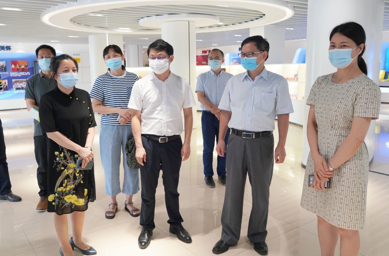 广州市工信局副局长张建华一行到广药集团白云山制药总厂调研