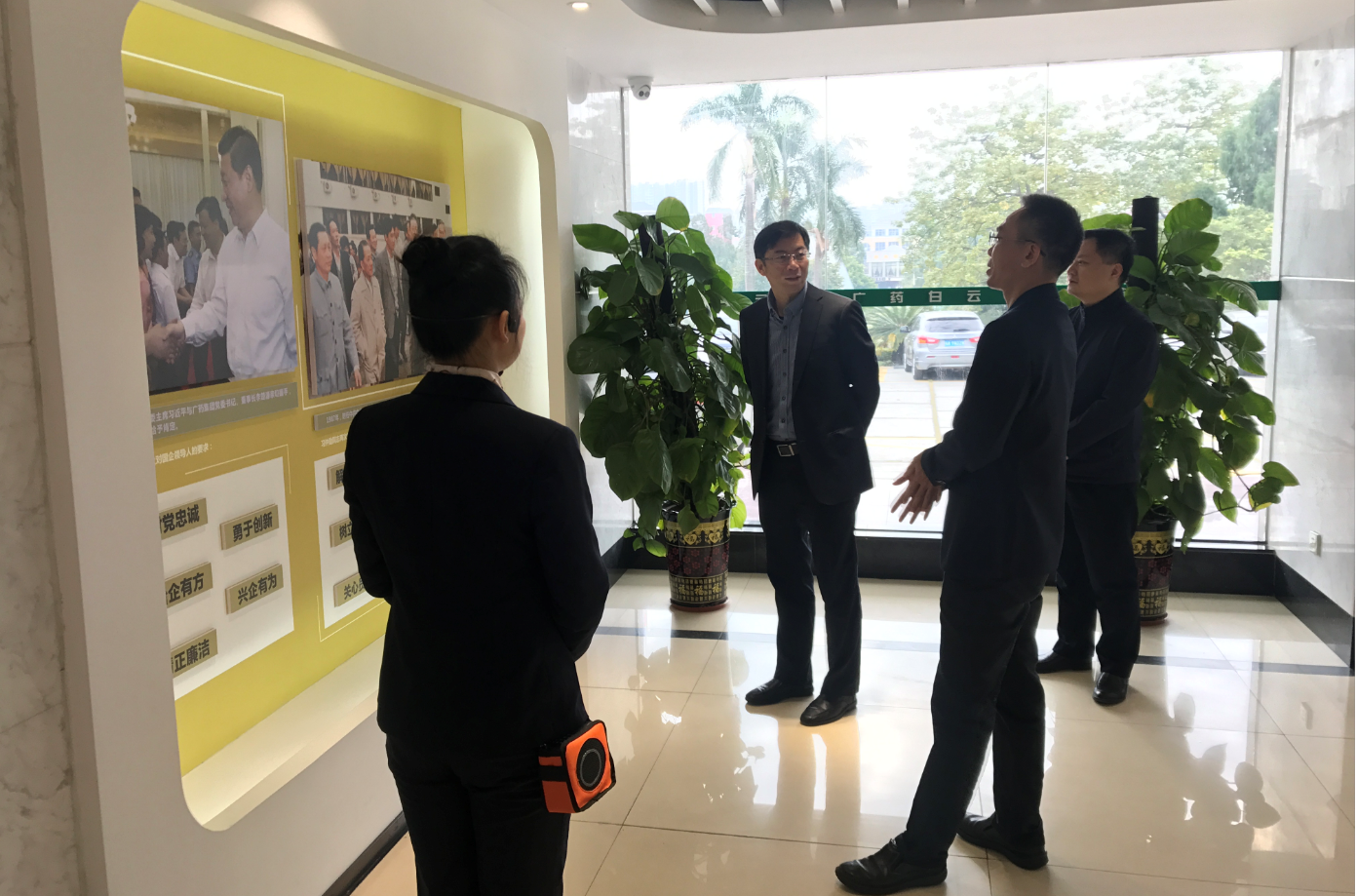 广药集团总会计师唐和平一行到白云山制药总厂走访调研